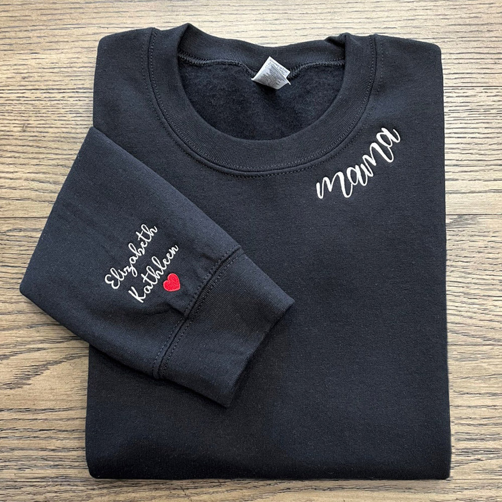 Personalisiertes Mama-Sweatshirt mit bestickten Namen der Kinder und Herz am Ärmel - Geschenkideen zum Muttertag