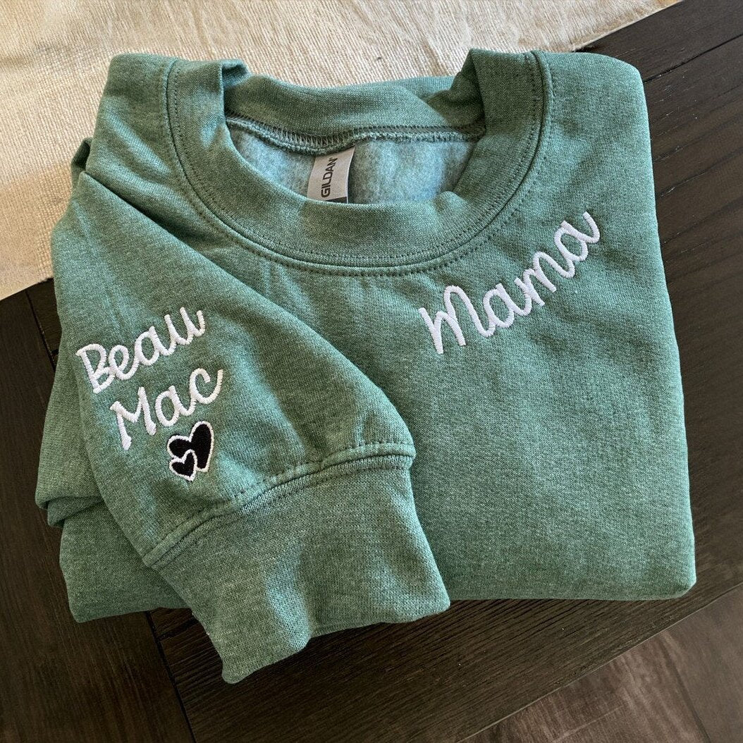 Personalisiertes Sweatshirt, benutzerdefinierte bestickte Namen mit Mama am Ausschnitt, einzigartiges Geschenk für die liebe Mama