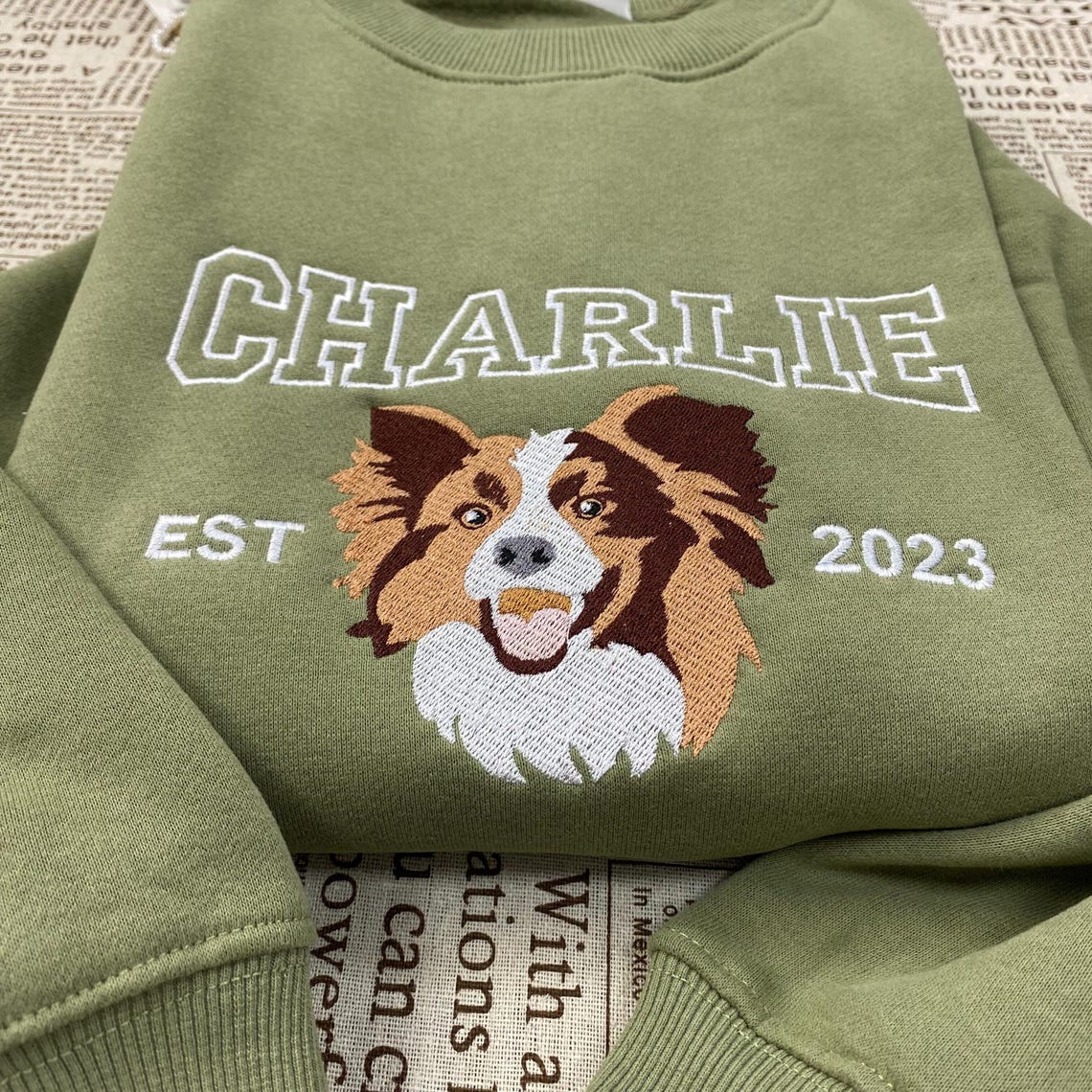 Personalisiertes besticktes Haustiergesicht und Haustiername Sweatshirt Hundeportrait bestickt Crewneck Haustierliebhaber Geschenk