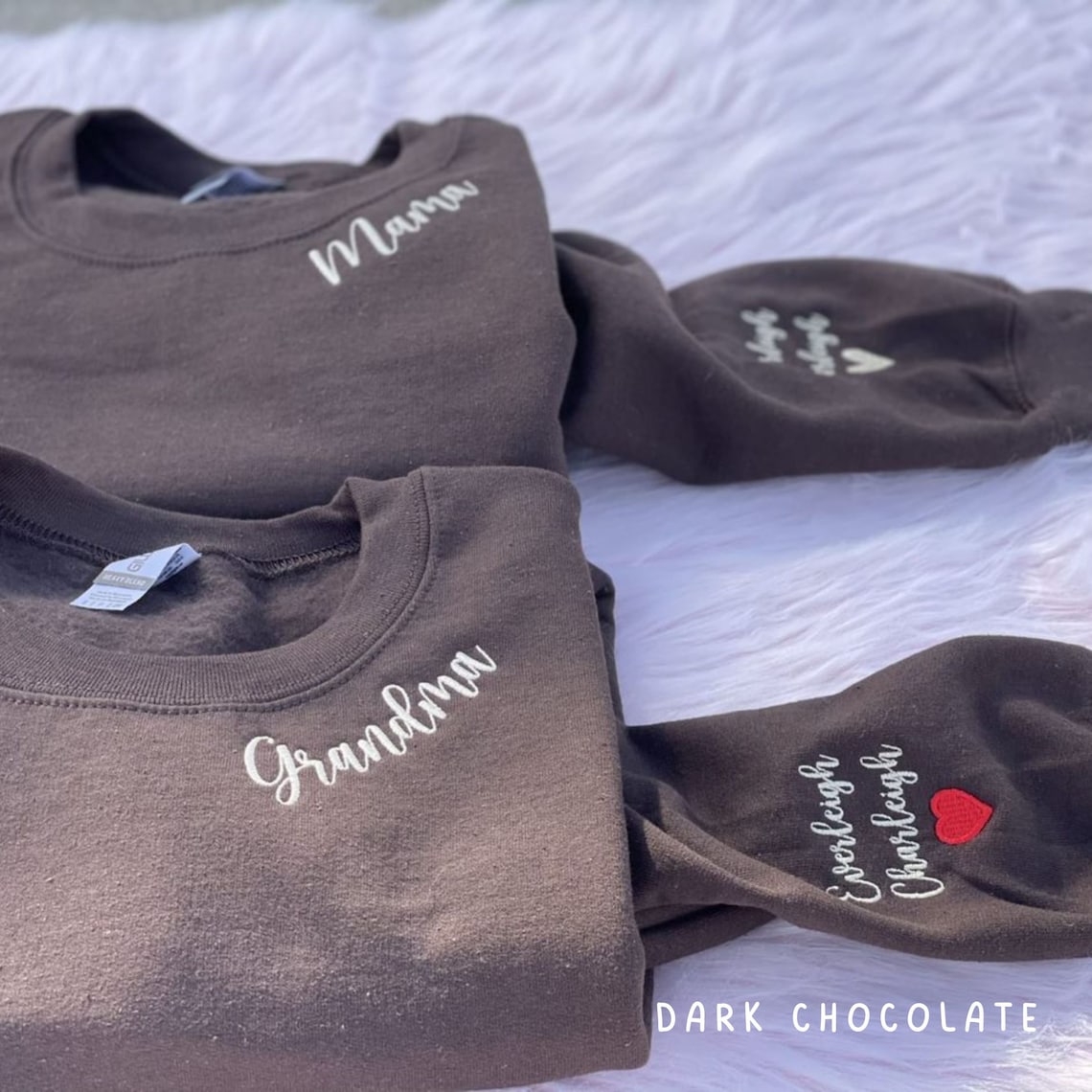 Personalisiertes Mama-Sweatshirt mit bestickten Namen der Kinder und Herz am Ärmel - Geschenkideen zum Muttertag