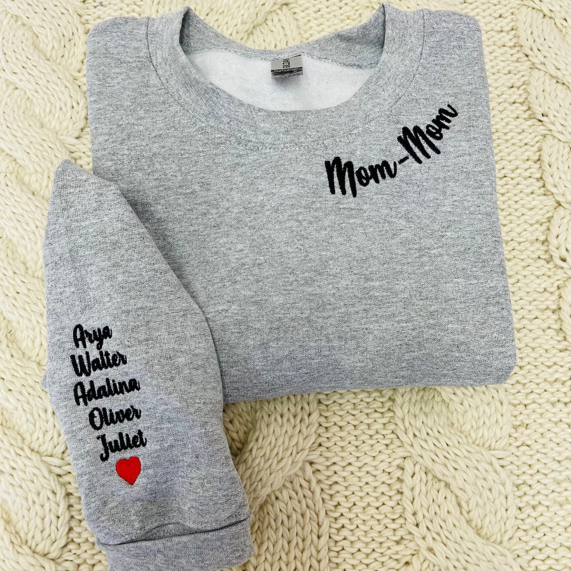 Personalisiertes Mama-Sweatshirt mit bestickten Namen der Kinder und Herz am Ärmel - Geschenkideen zum Muttertag