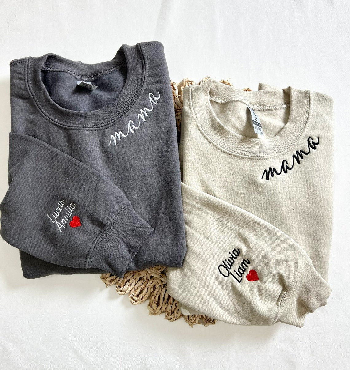 Personalisiertes Mama-Sweatshirt mit bestickten Namen der Kinder und Herz am Ärmel - Geschenkideen zum Muttertag