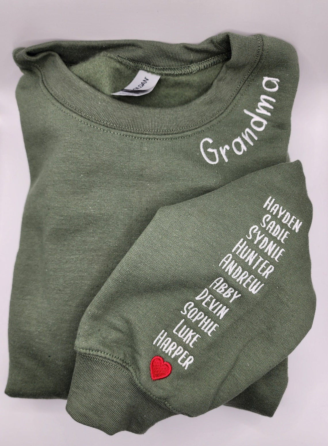 Personalisiertes Mama-Sweatshirt mit bestickten Namen der Kinder und Herz am Ärmel - Geschenkideen zum Muttertag