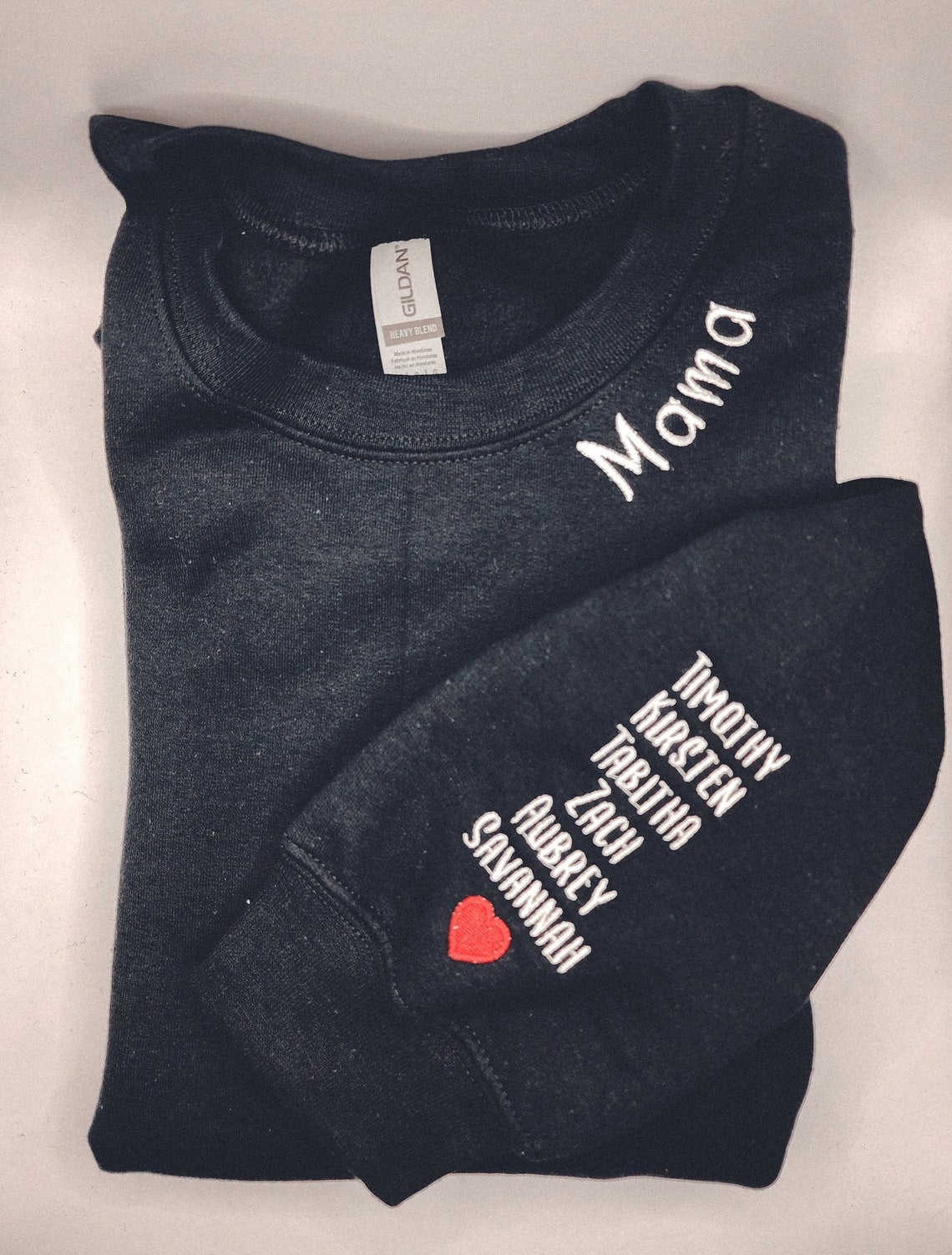 Personalisiertes Mama-Sweatshirt mit bestickten Namen der Kinder und Herz am Ärmel - Geschenkideen zum Muttertag