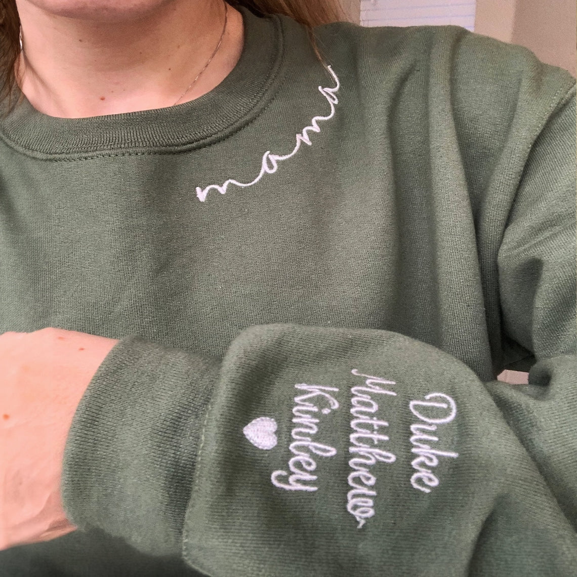 Benutzerdefinierte Oma Ausschnitt bestickt Sweatshirt mit Enkel Namen auf Ärmel Muttertagsgeschenk