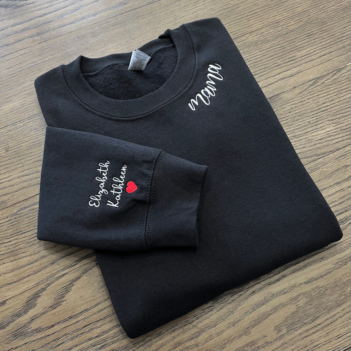 Personalisiertes Mama-Sweatshirt mit bestickten Namen der Kinder und Herz am Ärmel - Geschenkideen zum Muttertag