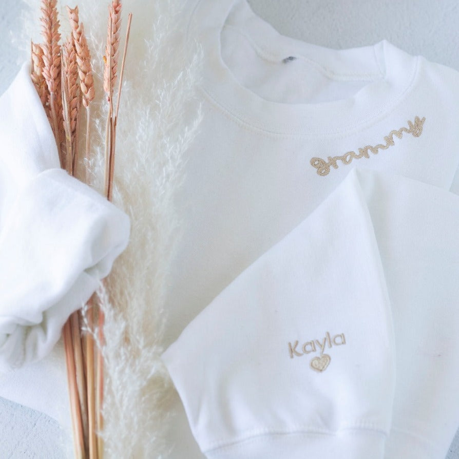 Benutzerdefinierter Kapuzenpullover mit besticktem Kragen und Ärmeln, besticktes Mama-Oma-Sweatshirt mit Kindernamen