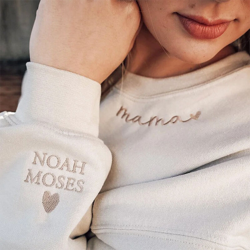 Personalisiertes besticktes Mama-Sweatshirt mit Ausschnitt und individuellem Namen am Ärmel, Geschenk für Mama