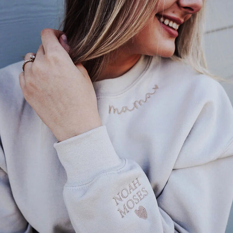 Personalisiertes besticktes Mama-Sweatshirt mit Ausschnitt und individuellem Namen am Ärmel, Geschenk für Mama