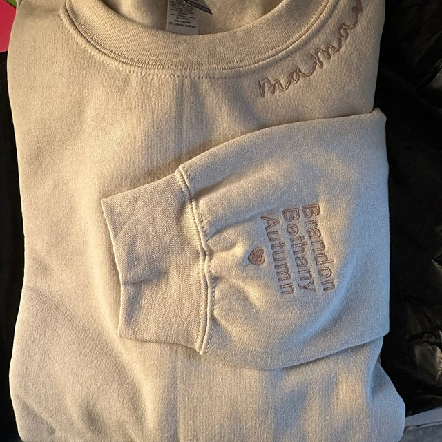 Personalisiertes besticktes Mama-Sweatshirt mit Ausschnitt und individuellem Namen am Ärmel, Geschenk für Mama