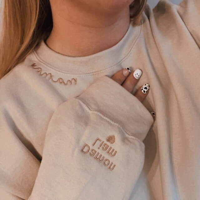 Personalisiertes besticktes Mama-Sweatshirt mit Ausschnitt und individuellem Namen am Ärmel, Geschenk für Mama