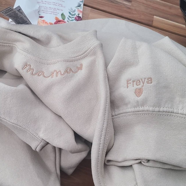 Personalisiertes besticktes Mama-Sweatshirt mit Ausschnitt und individuellem Namen am Ärmel, Geschenk für Mama