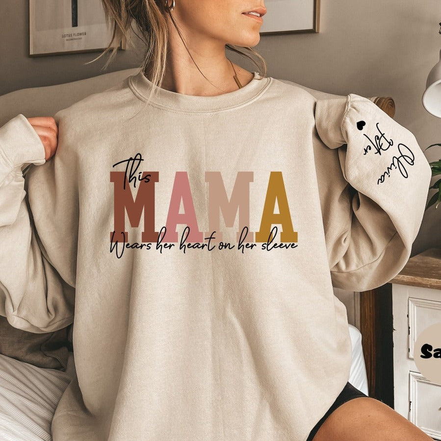 Personalisiertes Sweatshirt „Diese Mama trägt ihr Herz auf der Zunge“ mit individuellen Namen, warmes Geschenk für die liebe Mama