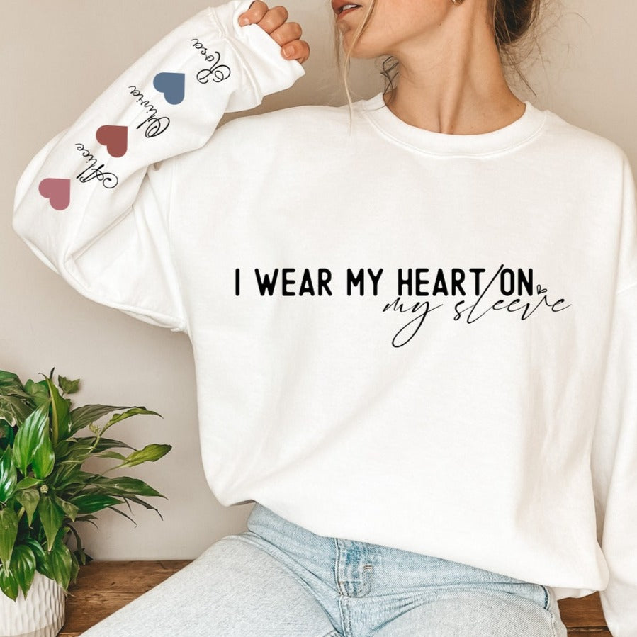 Personalisiertes Sweatshirt „I Wear My Heart On My Sleeve“ als Geschenk für Mama