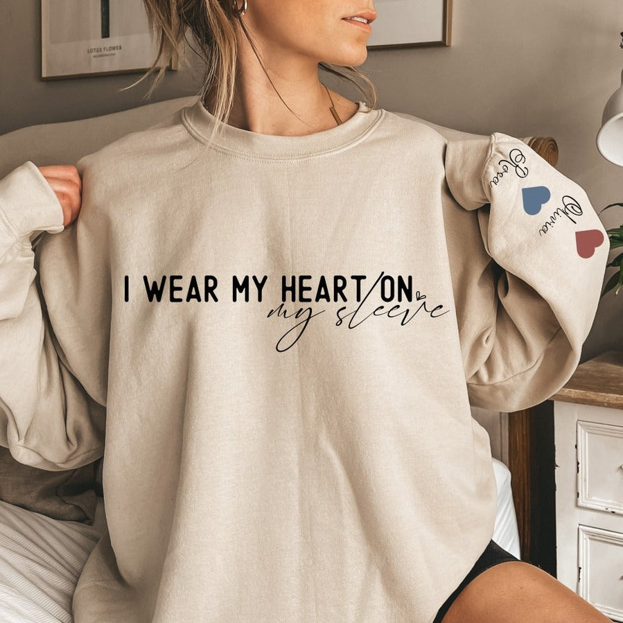 Personalisiertes Sweatshirt „I Wear My Heart On My Sleeve“ als Geschenk für Mama