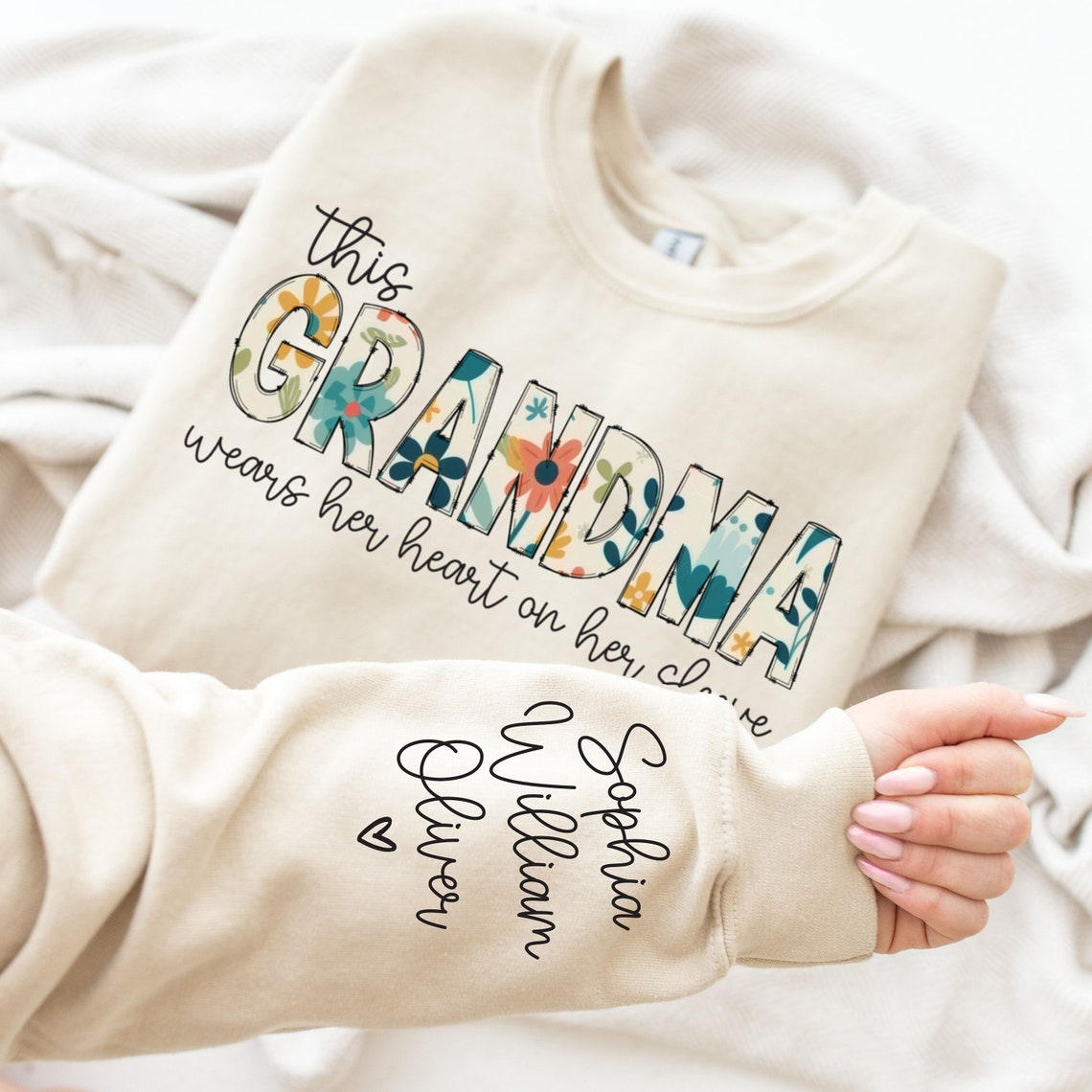 Personalisiertes Sweatshirt „Diese Mama trägt ihr Herz auf der Zunge“ mit individuellen Namen, warmes Geschenk für die liebe Mama