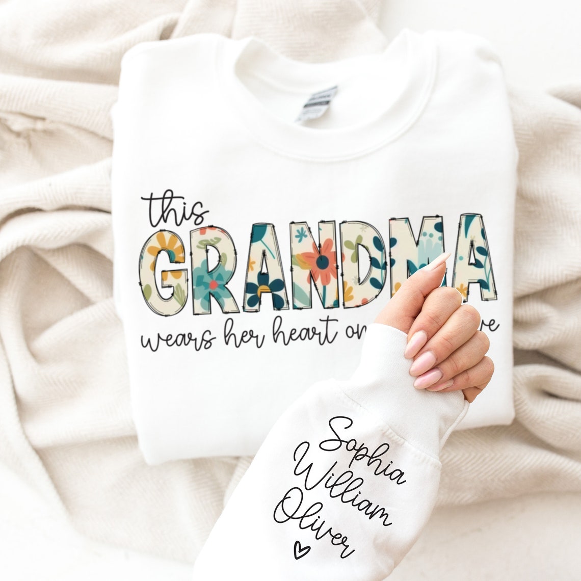 Personalisiertes Sweatshirt „Diese Mama trägt ihr Herz auf der Zunge“ mit individuellen Namen, warmes Geschenk für die liebe Mama