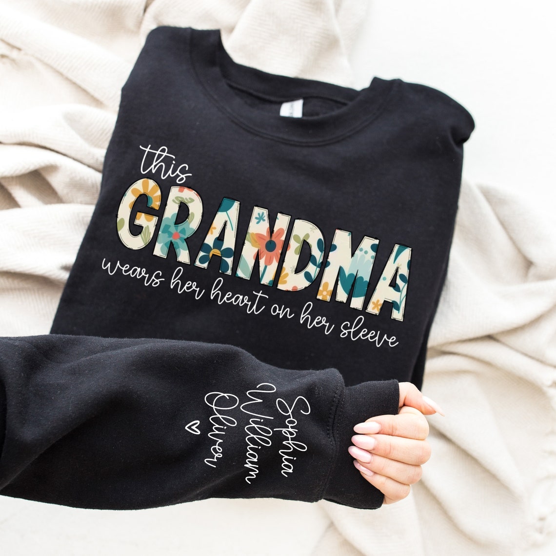 Personalisiertes Sweatshirt „Diese Mama trägt ihr Herz auf der Zunge“ mit individuellen Namen, warmes Geschenk für die liebe Mama