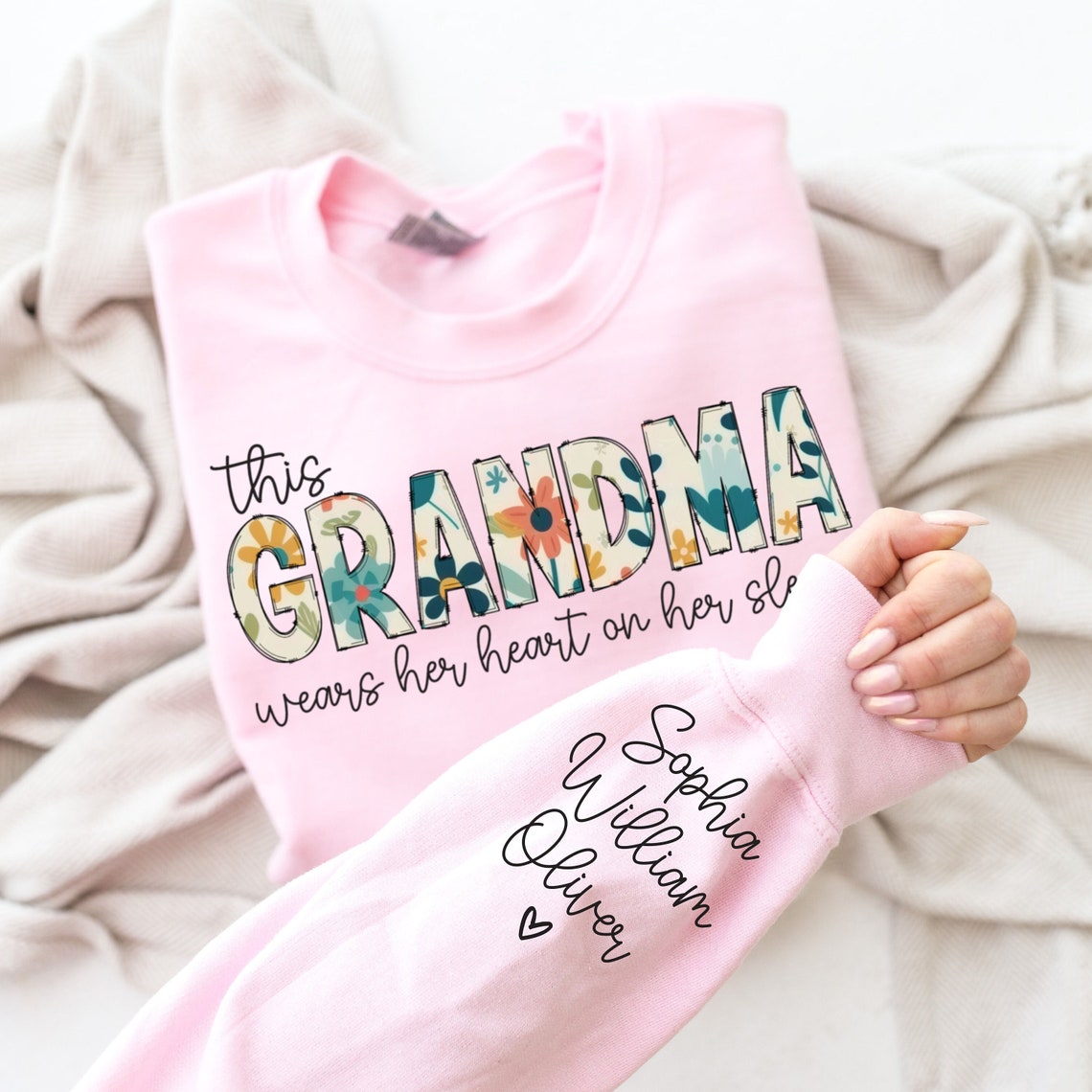 Personalisiertes Sweatshirt „Diese Mama trägt ihr Herz auf der Zunge“ mit individuellen Namen, warmes Geschenk für die liebe Mama