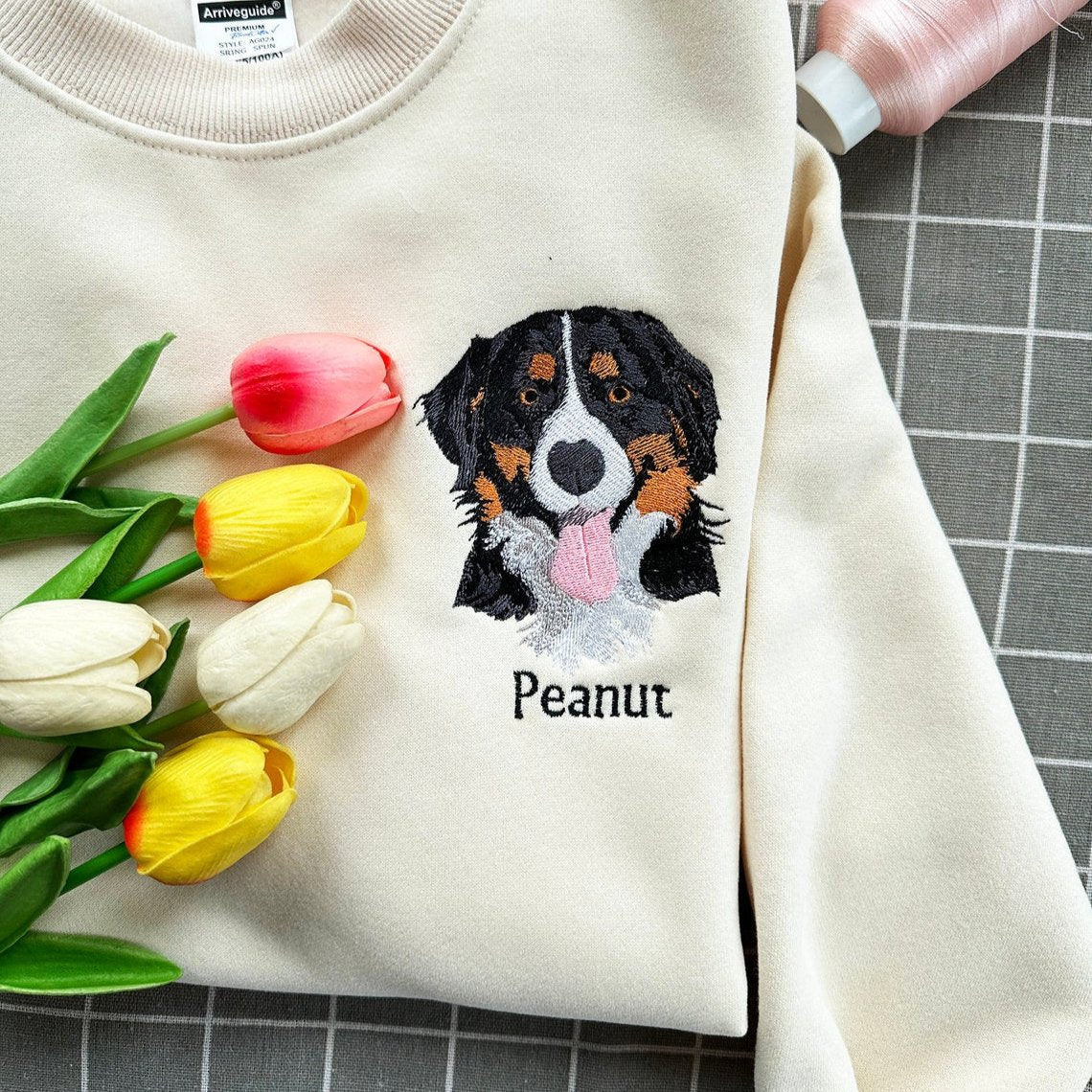 Personalisiertes Sweatshirt mit besticktem Haustiergesicht und Namen für Tierliebhaber