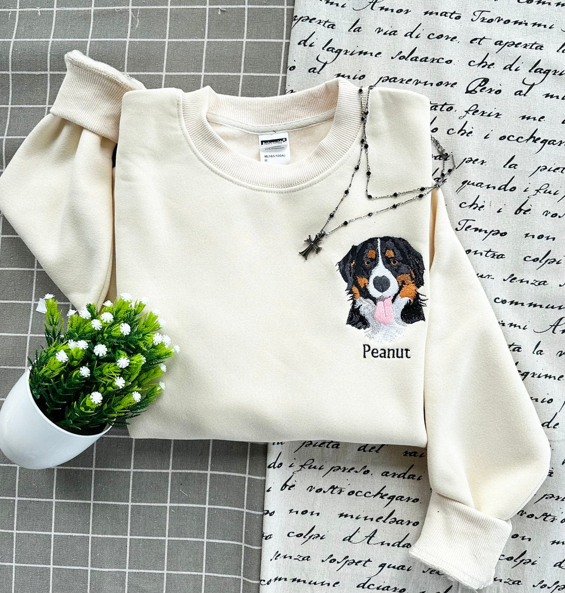 Personalisiertes Sweatshirt mit besticktem Haustiergesicht und Namen für Tierliebhaber