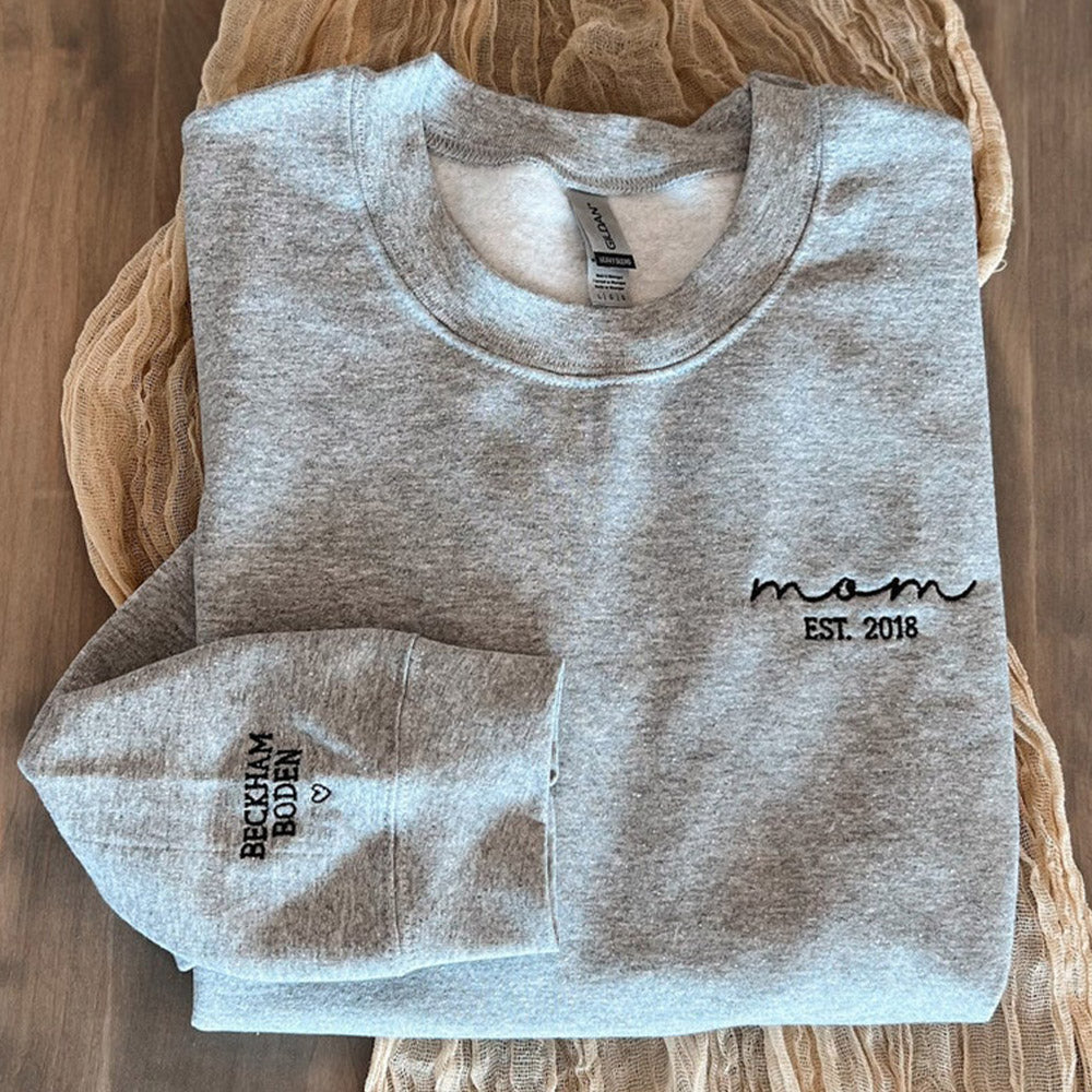 Personalisiertes „EST. Mom“-Sweatshirt mit Rundhalsausschnitt und Kindernamen auf dem Ärmel, Muttertagsgeschenk für Mama