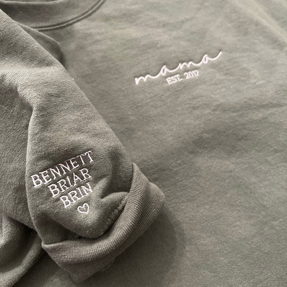 Personalisiertes „EST. Mom“-Sweatshirt mit Rundhalsausschnitt und Kindernamen auf dem Ärmel, Muttertagsgeschenk für Mama