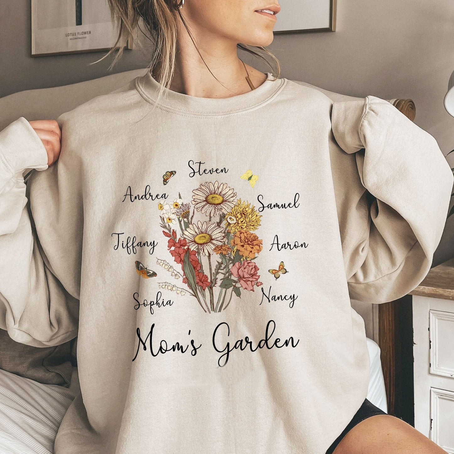 Personalisiertes Sweatshirt mit Blumenstrauß für die Geburt des Kindes im Garten der Mutter, Geschenk zum Muttertag für Mama und Oma