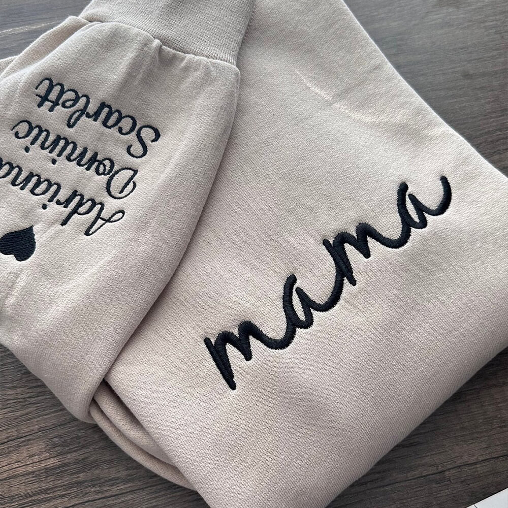 Sudadera de mamá bordada personalizada con los nombres de los niños en la manga. Regalo del Día de la Madre para mamá y abuela.