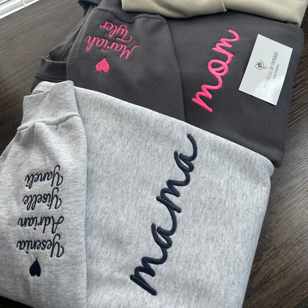 Sudadera de mamá bordada personalizada con los nombres de los niños en la manga. Regalo del Día de la Madre para mamá y abuela.