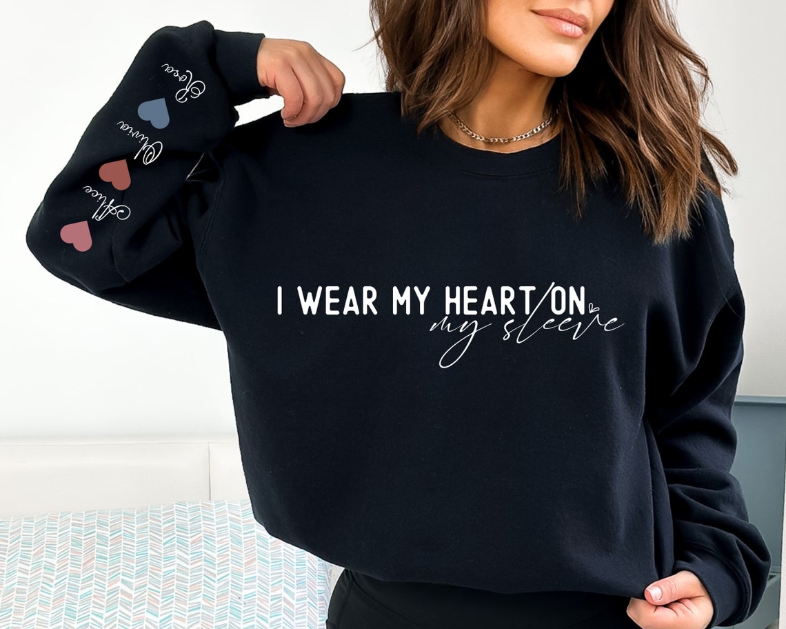 Personalisiertes Sweatshirt „I Wear My Heart On My Sleeve“ als Geschenk für Mama