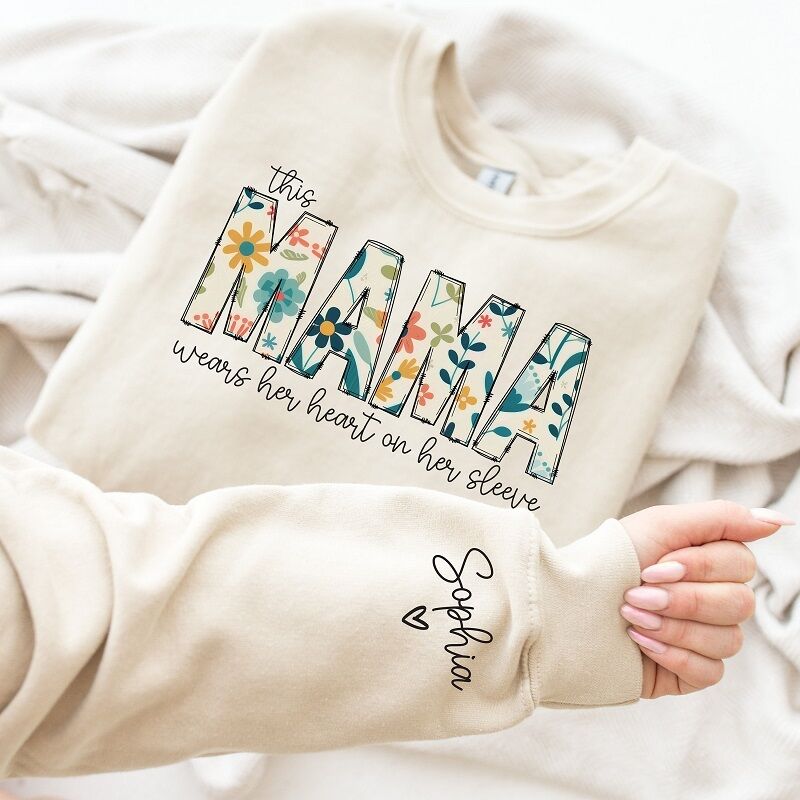 Personalisiertes Sweatshirt „Diese Mama trägt ihr Herz auf der Zunge“ mit individuellen Namen, warmes Geschenk für die liebe Mama