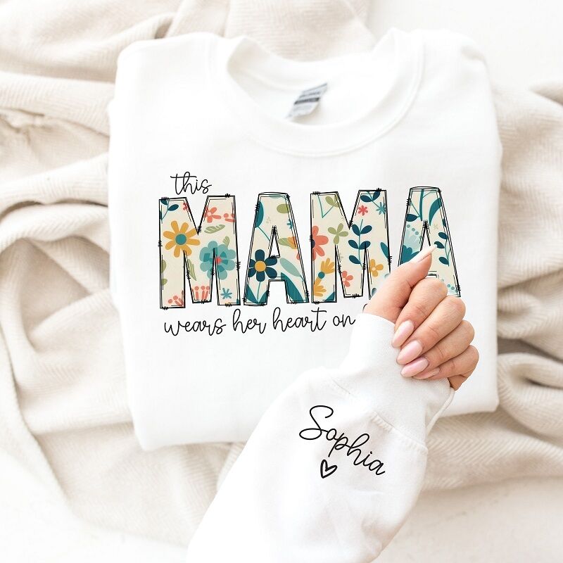 Personalisiertes Sweatshirt „Diese Mama trägt ihr Herz auf der Zunge“ mit individuellen Namen, warmes Geschenk für die liebe Mama