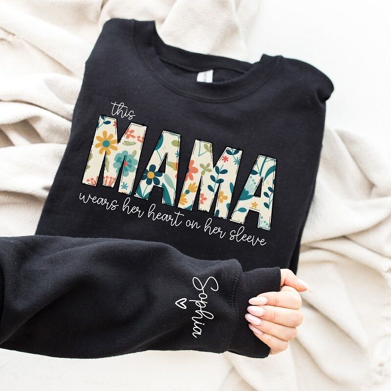 Personalisiertes Sweatshirt „Diese Mama trägt ihr Herz auf der Zunge“ mit individuellen Namen, warmes Geschenk für die liebe Mama