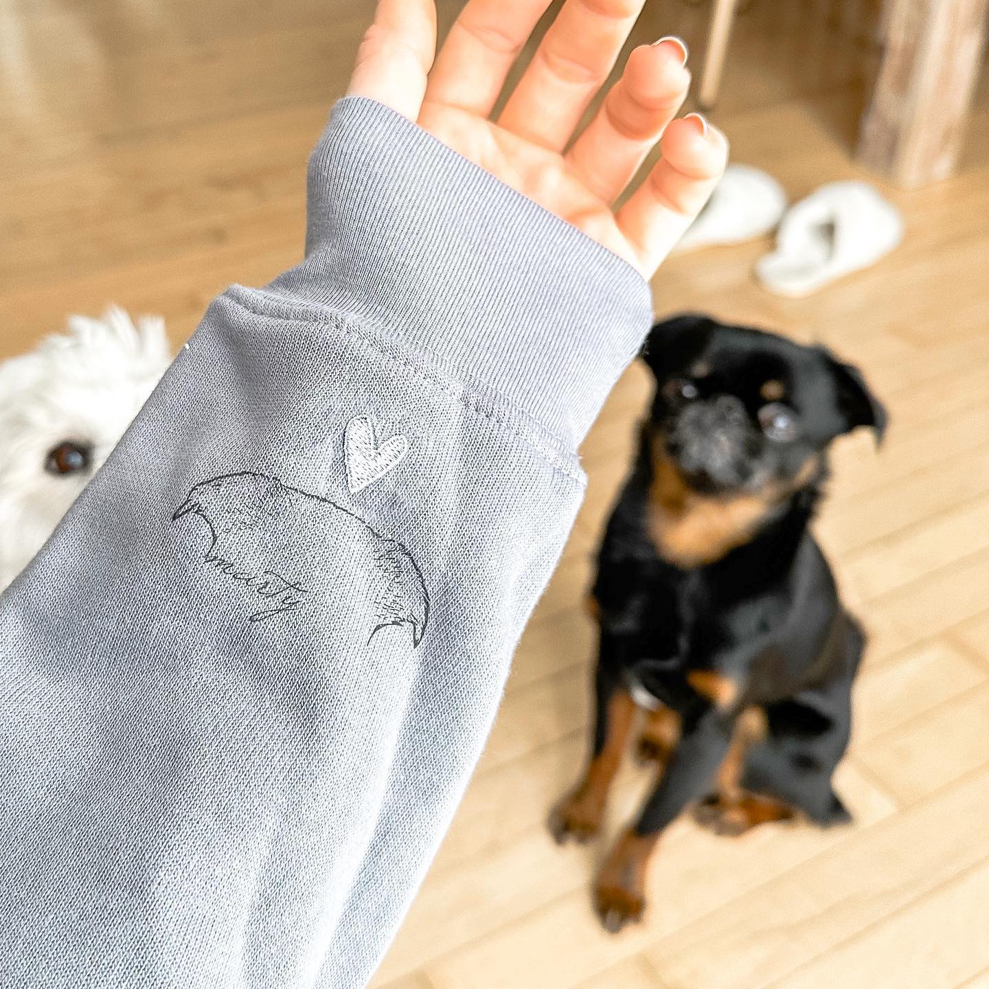 Bester Verkauf!! Personalisiertes Sweatshirt mit besticktem „Herz auf meinem Ärmel“ und Hunde-/Katzenohren am Ärmel, Geschenk für alle Tierliebhaber